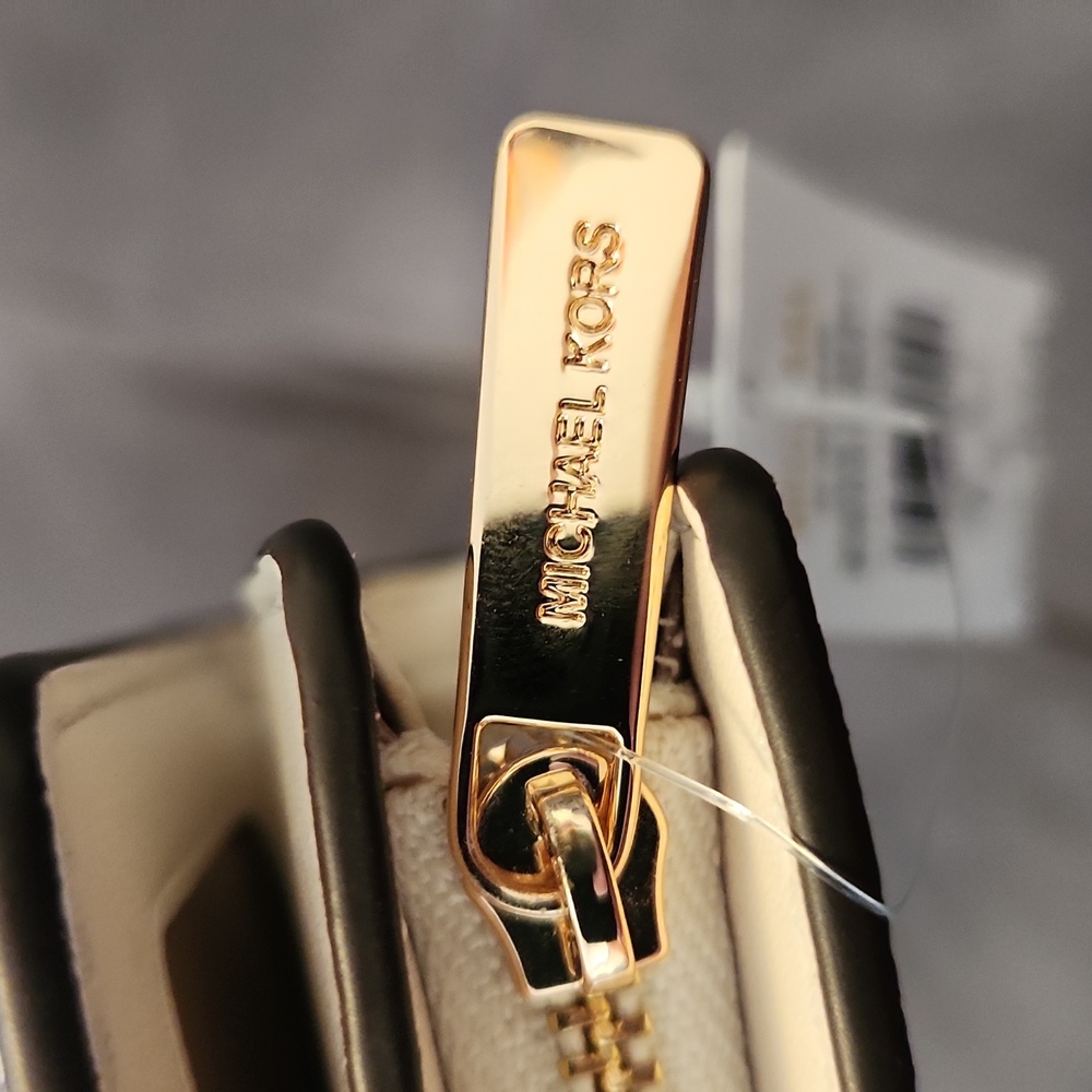 Michael Kors NWT Cream and Pink Wallets with Signature Monogram - Picture 4 of 5
